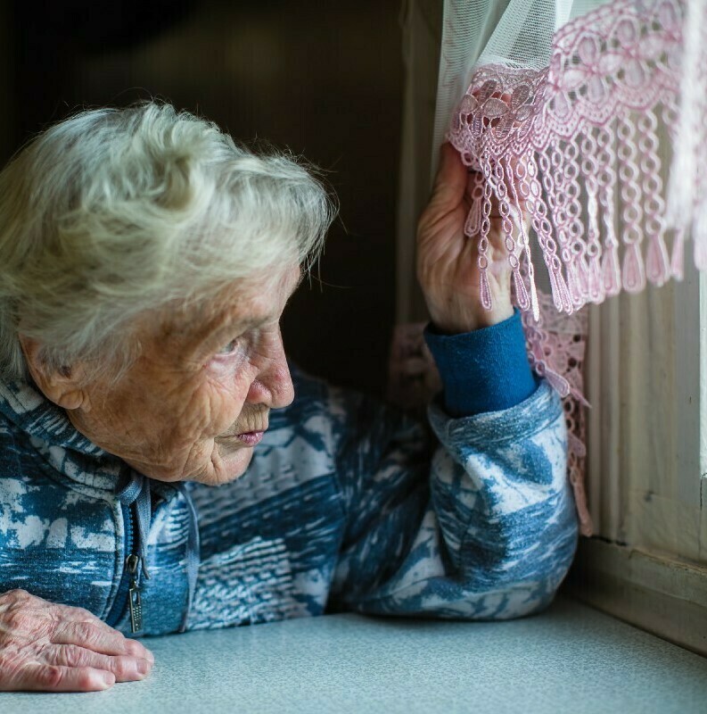 Старше 65 лет можно. Пенсионеры на самоизоляции. Люди старше 65 лет. Пожилые 65 лет. Пенсионер 65 лет.